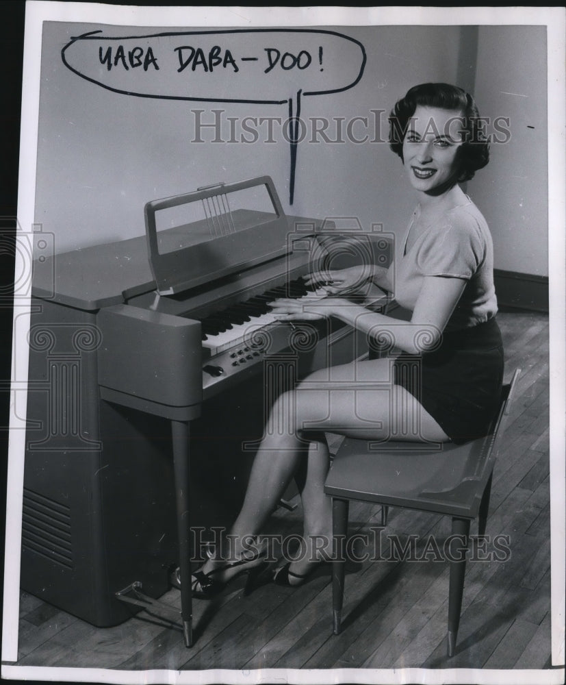 1955 Press Photo Marla Vernay Playing electric Organ at Minshall Organ Institute - Historic Images