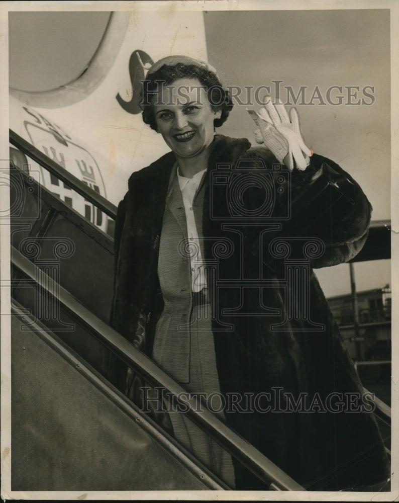 1955 Press Photo Mrs. J.R. Perkins Boarding scandinavian Airlines Plane New York - Historic Images
