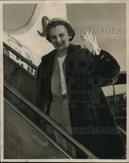 1955 Press Photo Mrs. J.R. Perkins Boarding scandinavian Airlines Plane New York - Historic Images