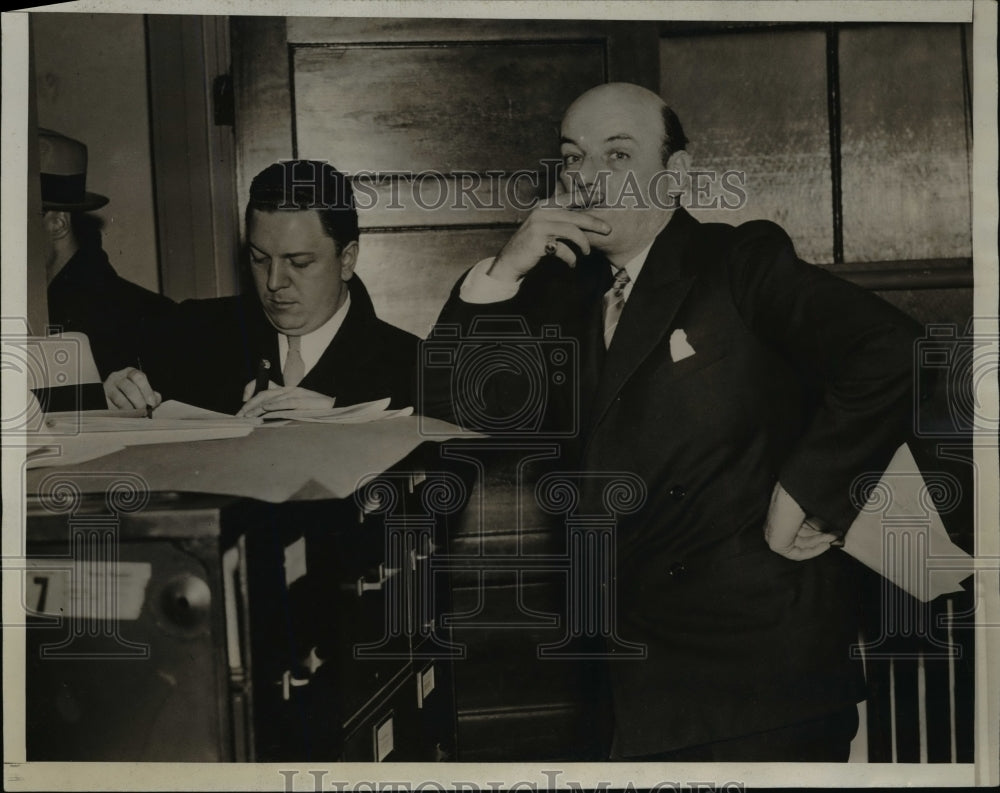 1933 Press Photo G.F. Mentz Interviewed by Reporter, Washington, D.C. - Historic Images