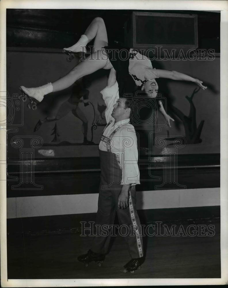 1943 Press Photo Hugh Thomas &amp; La Vada Simmons Ice Skating - nef45201-Historic Images