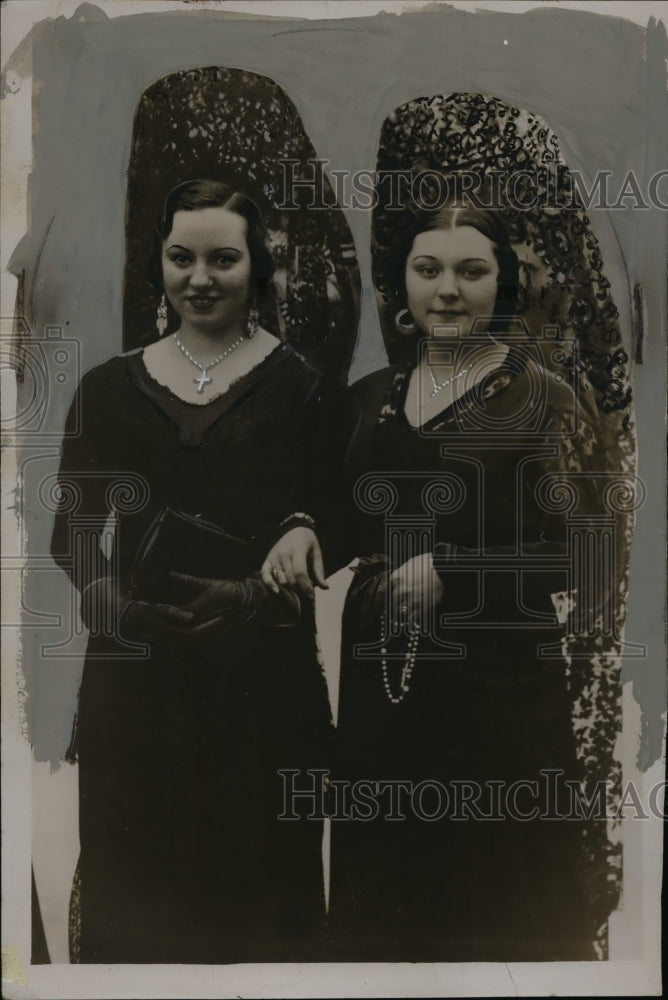 1933 Press Photo Photo of Typical Spanish Girls on Their Way to Church - Historic Images