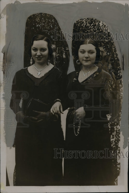 1933 Press Photo Photo of Typical Spanish Girls on Their Way to Church - Historic Images