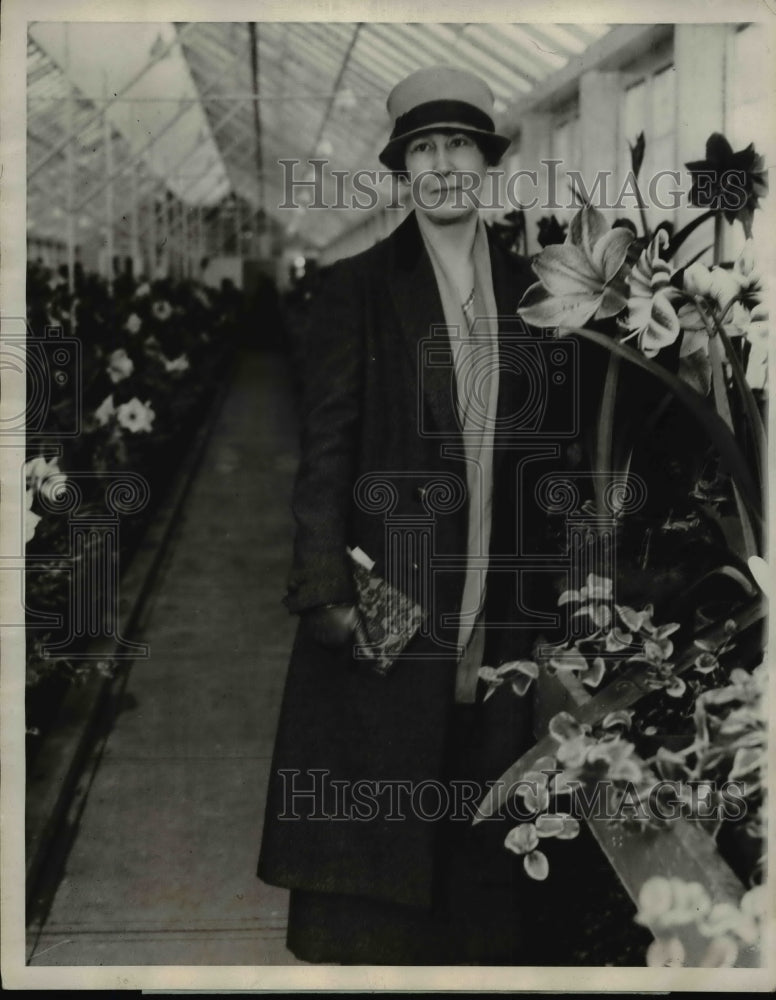 1926 Press Photo Effie Jardine at USDA Greenhouse, Washington, D.C. - nef45433 - Historic Images
