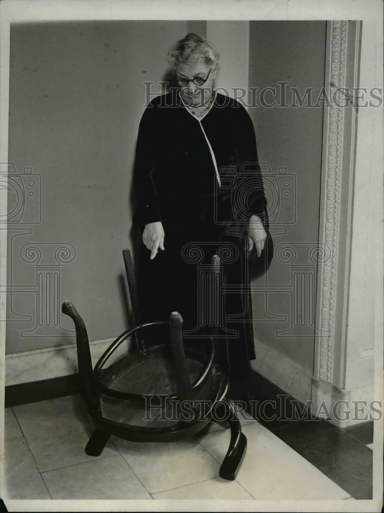 1932 Press Photo Congresswoman Florence P. Kahn Showing Trademark on Chair-Historic Images