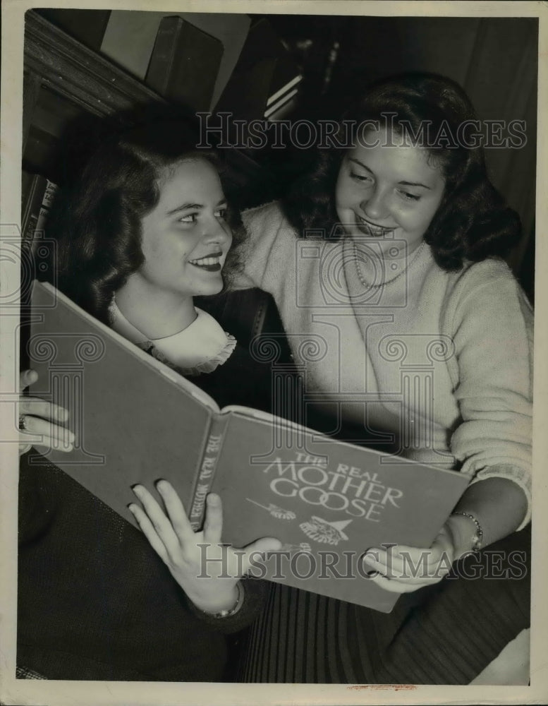 Press Photo Oberlin College Students Reading Nursery Rhymes - nef45607 - Historic Images
