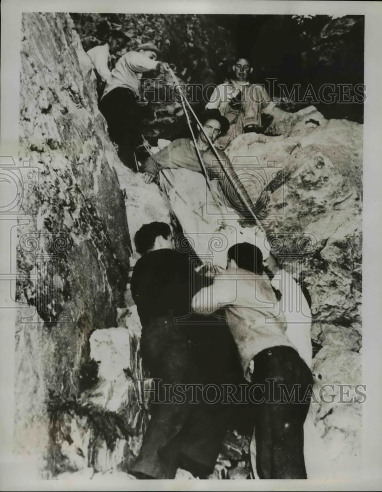 1938 Press Photo Roger Carney in stretcher being lowered from 11,000 foot ledge-Historic Images