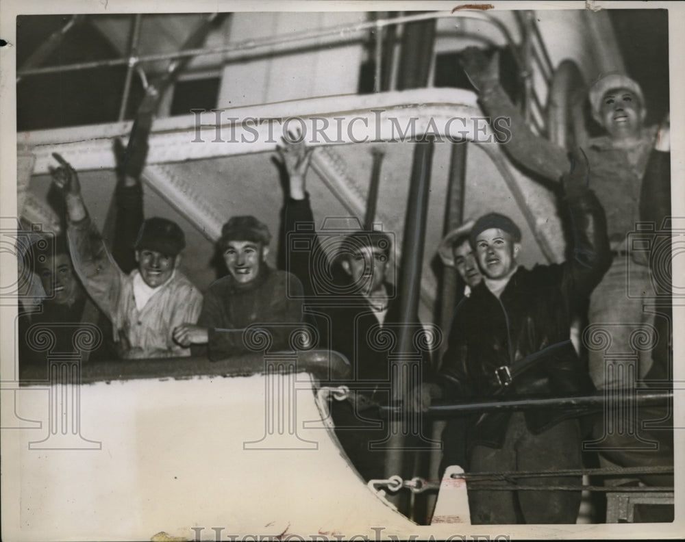 1934 Press Photo Survivors of the Franz on the deck of Loomis at Port Huron - Historic Images