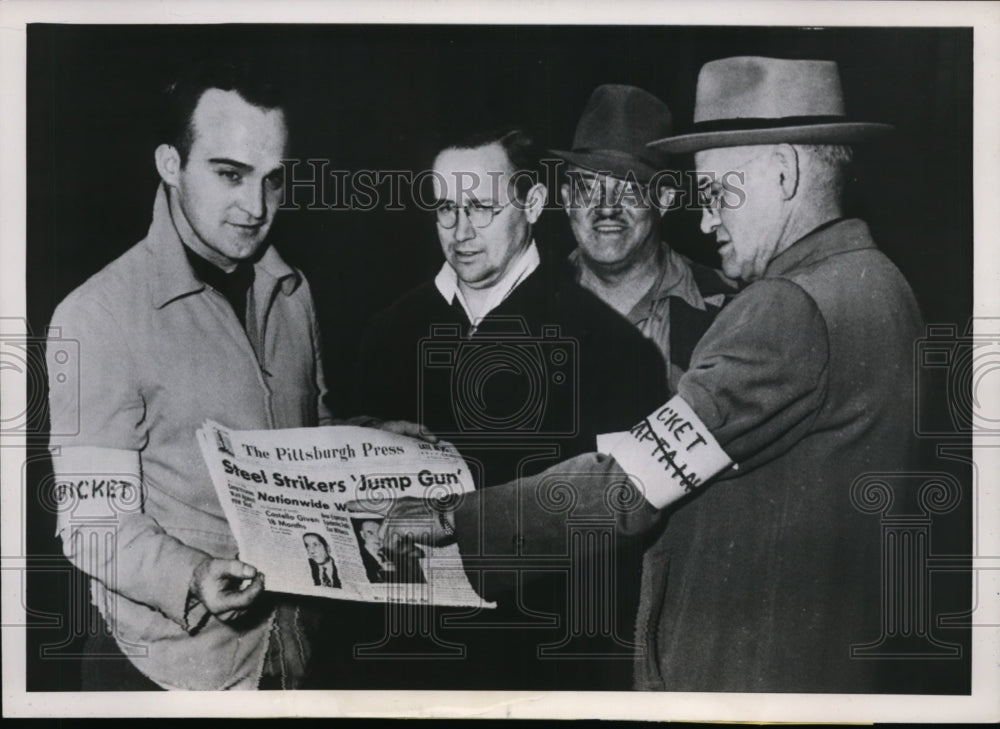 1952 CIO Steelworkers picket at Pittsburgh looking at a newspaper - Historic Images