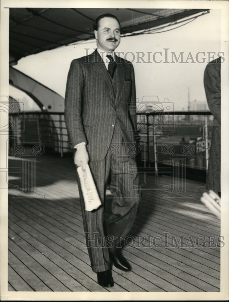 1937 Ernest Simpson Arrives in New York on SS Queen Mary  - Historic Images