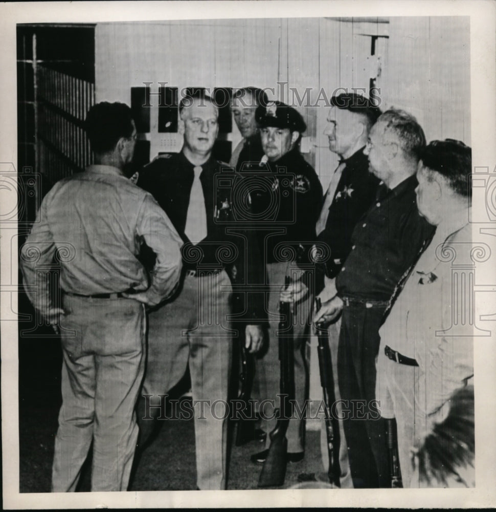 1951 Press Photo Joseph Dudler leaving cell block after conferring with rioters-Historic Images