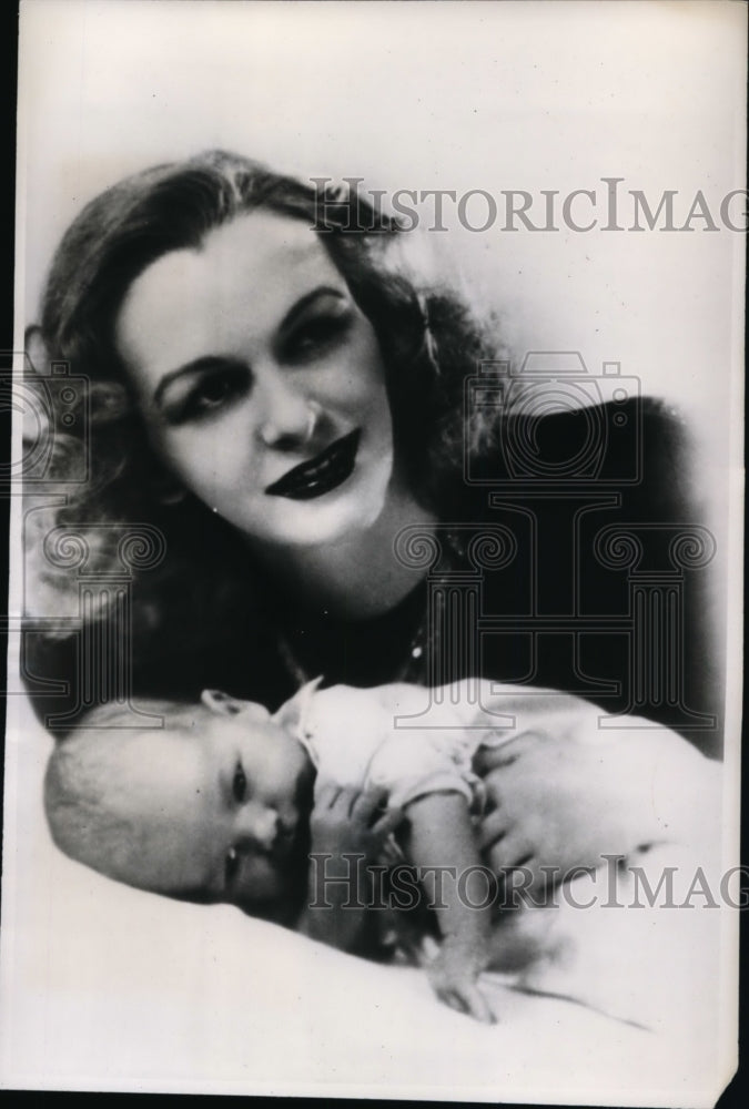 1947 Press Photo Patricia Miles of New York w/ Daughter Fathered by Johnny Meyer - Historic Images