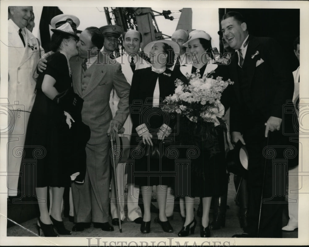 1939 President Anastasio Samoza Arrives w/ Family in New Orleans - Historic Images