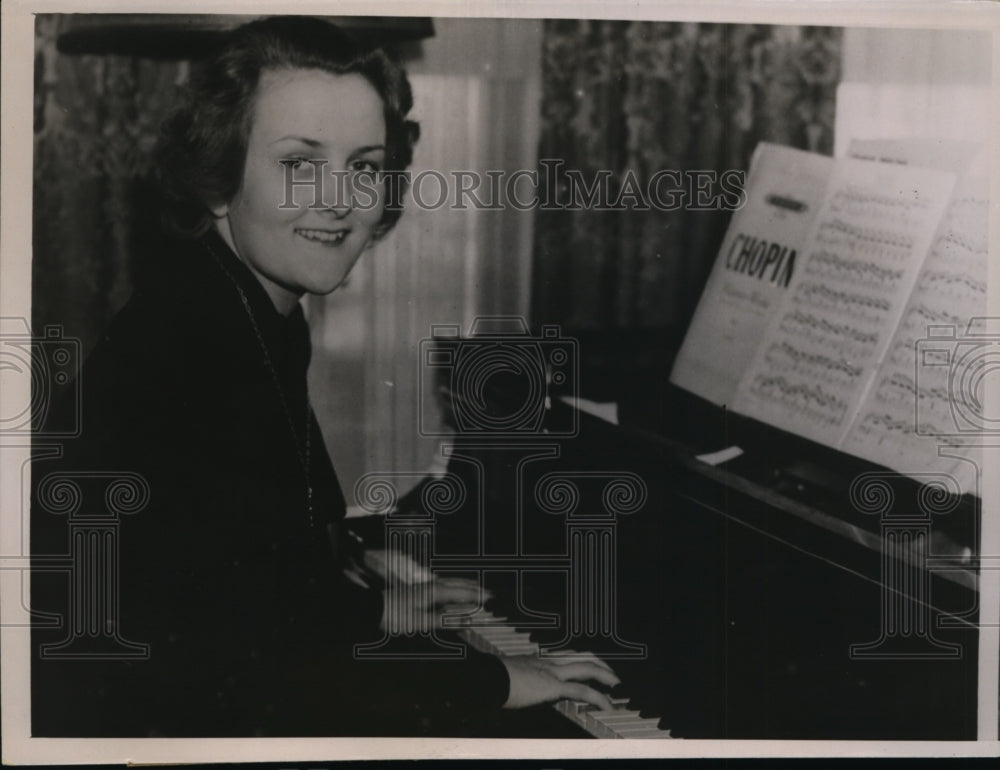 1935 Press Photo Ms.Elizabeth Vandenberg made her debut concert at Grand Raoids - Historic Images