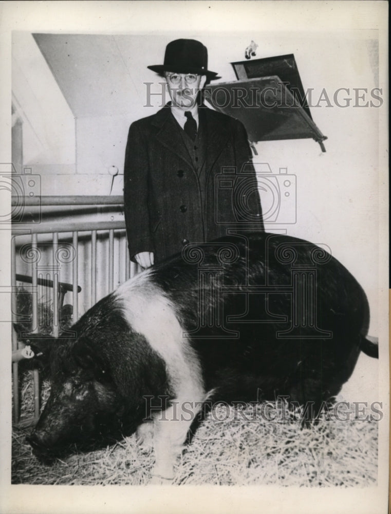 1944 Press Photo BT Perrine Chairman of War Finance Committee & Hog Iowa Queen-Historic Images
