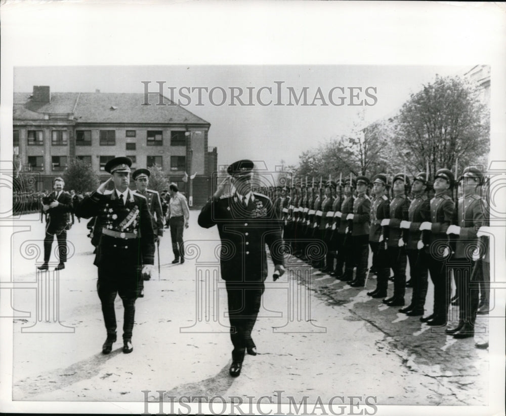 1969 Press Photo Pres Svoboda &amp; Gen A.M. Nayorov Salute Honor Guard at Review-Historic Images