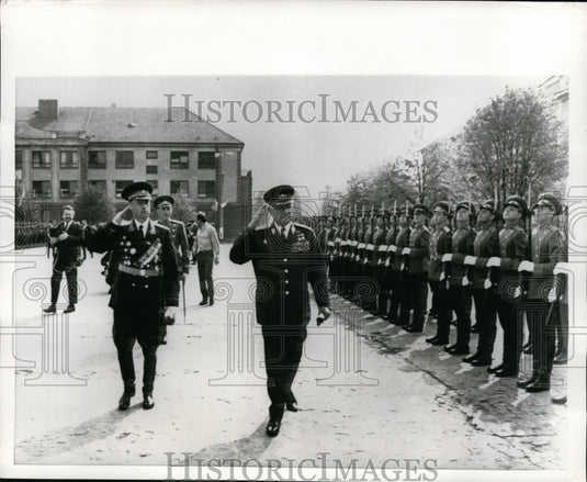 1969 Press Photo Pres Svoboda & Gen A.M. Nayorov Salute Honor Guard at Review-Historic Images