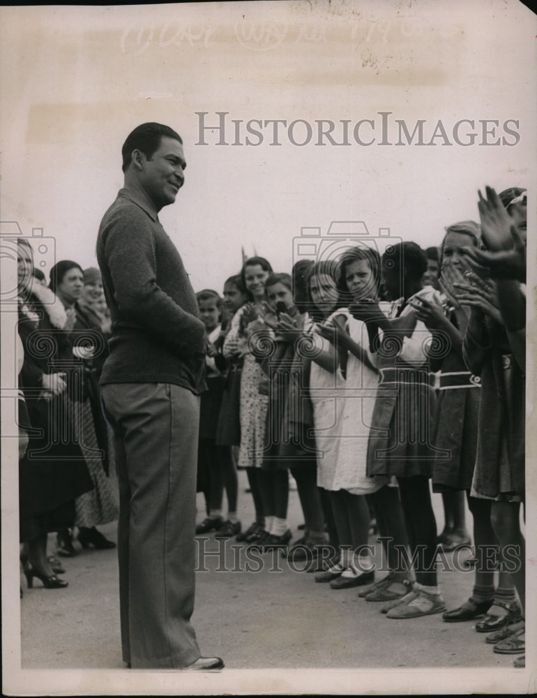 1927 Press Photo Kids Applaud Batista - nef47739 - Historic Images