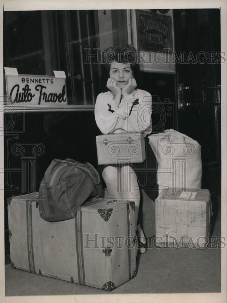 1946 Press Photo Bernice Jones, Homeless after Lorraine Hotel closing, Chicago - Historic Images