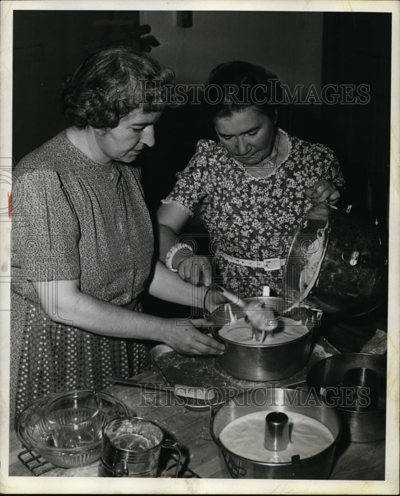 1942 Press Photo Jean Palmer, Kate F. Margolis Cooking - nef47891 - Historic Images