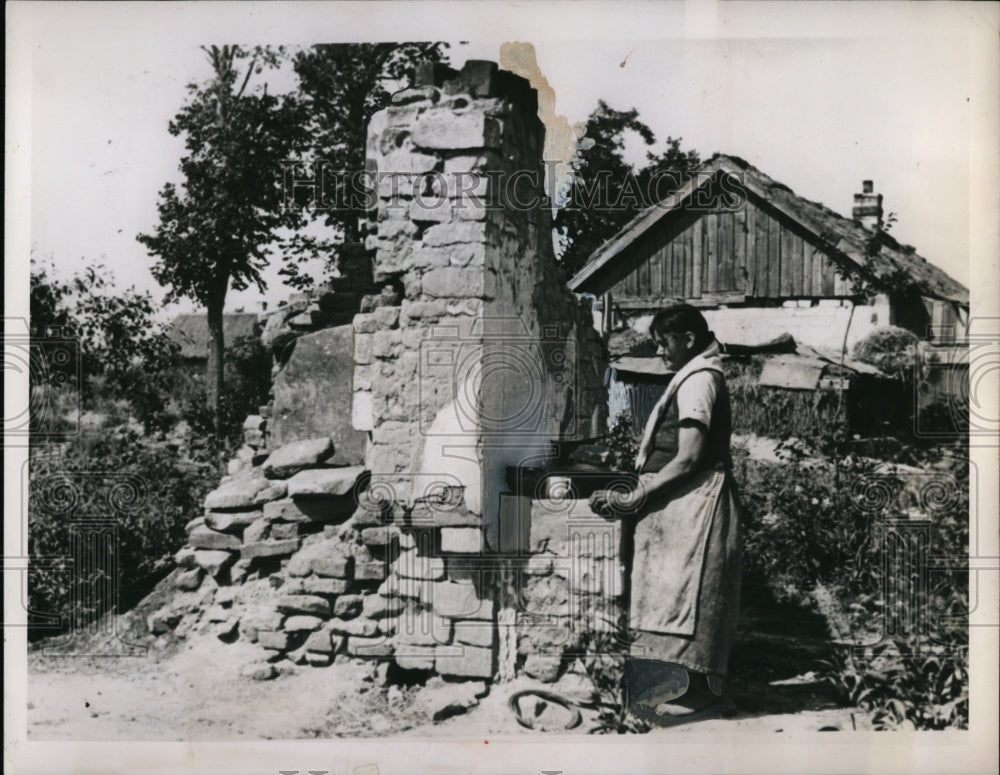 1948 Press Photo Woman Prepare Meal on Brick Stove Was Once Front of Farm House - Historic Images