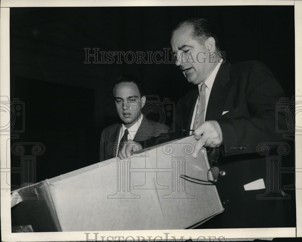 1954 Press Photo Sen McCarthy &amp; Roy Cohn Shown with Large Cardboard Box - Historic Images