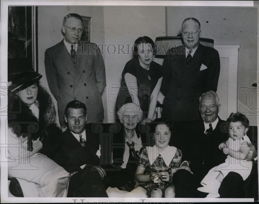 1935 Press Photo Movie Star with Parents For Their 50th Wedding Anniversary-Historic Images