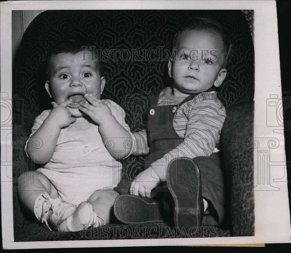 1944 Press Photo Six Month Old Uncle Richard Van Vlerah &amp; Nephew Kenneth Snyder - Historic Images