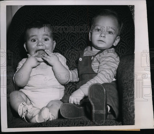 1944 Press Photo Six Month Old Uncle Richard Van Vlerah & Nephew Kenneth Snyder - Historic Images