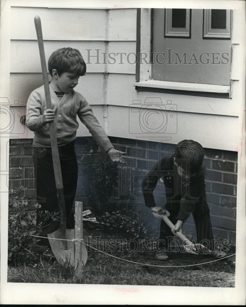 1976 Press Photo Boys Ralph Bates Jr, Salvadore Betel Using Shovels in Garden - Historic Images