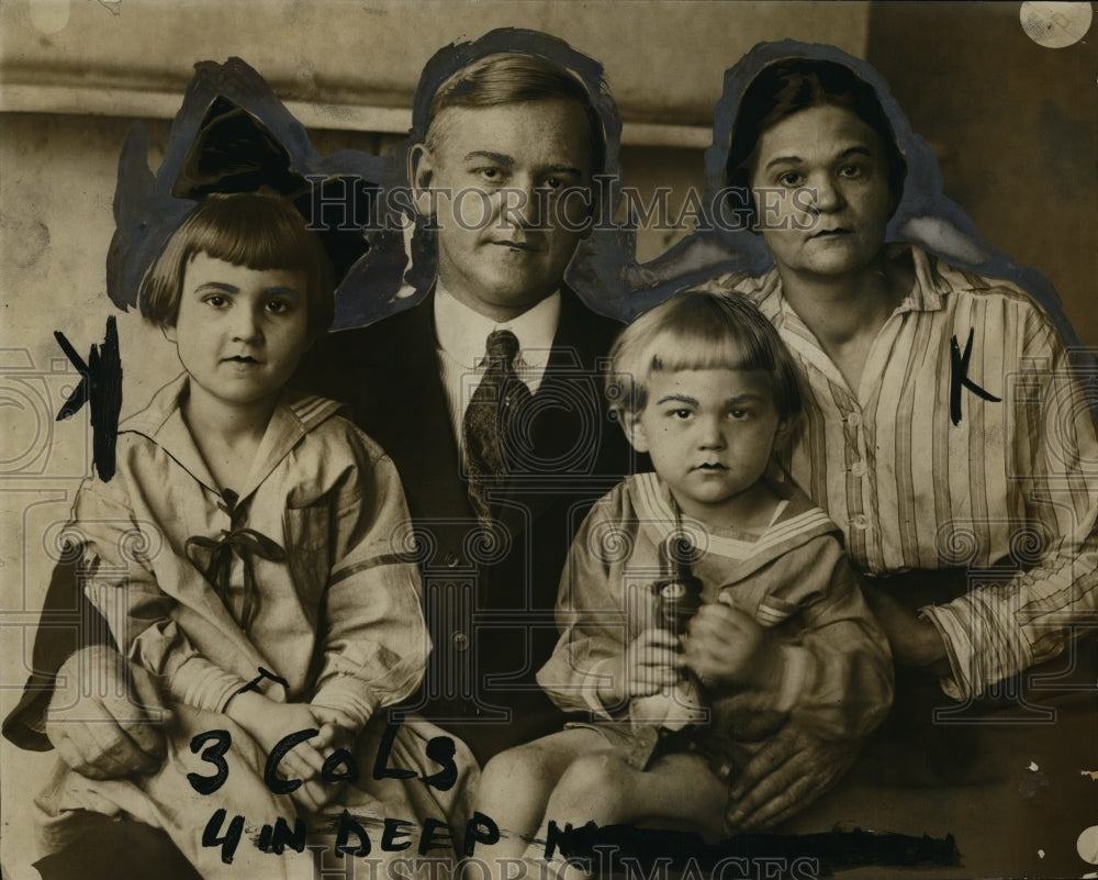 1921 Victor Miller with wife and children Victoria and Ernest - Historic Images