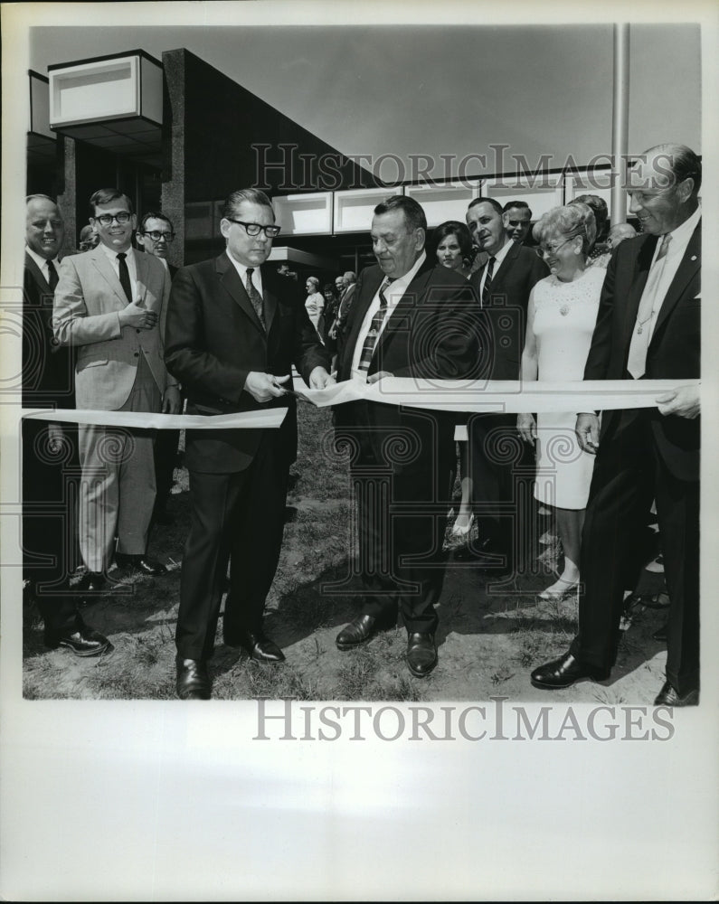 1967 Press Photo Arlington Heights Pres John Woods Cuts Ribbon at Open House - Historic Images