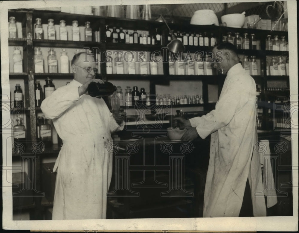 1923 Press Photo U.S. Veterans Bureau Chicago Office Pharmacy Stockroom - Historic Images