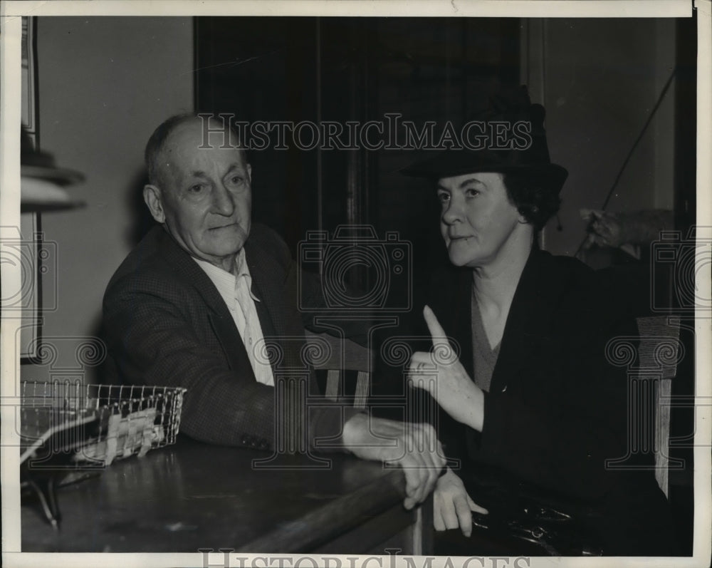 1940 Press Photo Charles Palmer, Caroline Henslee at Los Angeles Police Station - Historic Images