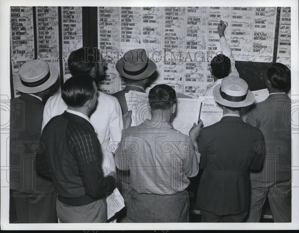 1950 Press Photo Group of Race Horse Betters - Historic Images