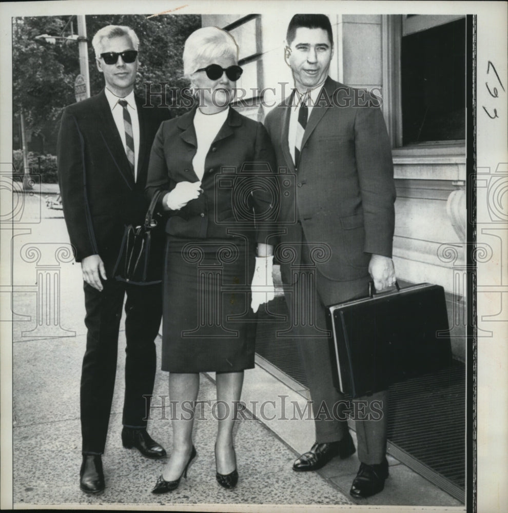 1966 Press Photo Marianna Von Cleef & Albert Bead Arrive at Courthouse - Historic Images