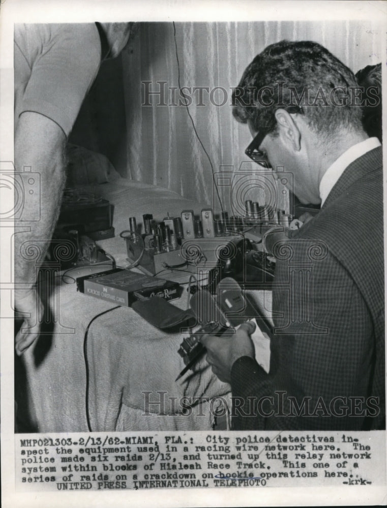 1962 Press Photo Miami, Florida Police Inspecting Racing Wire Network Equipment - Historic Images