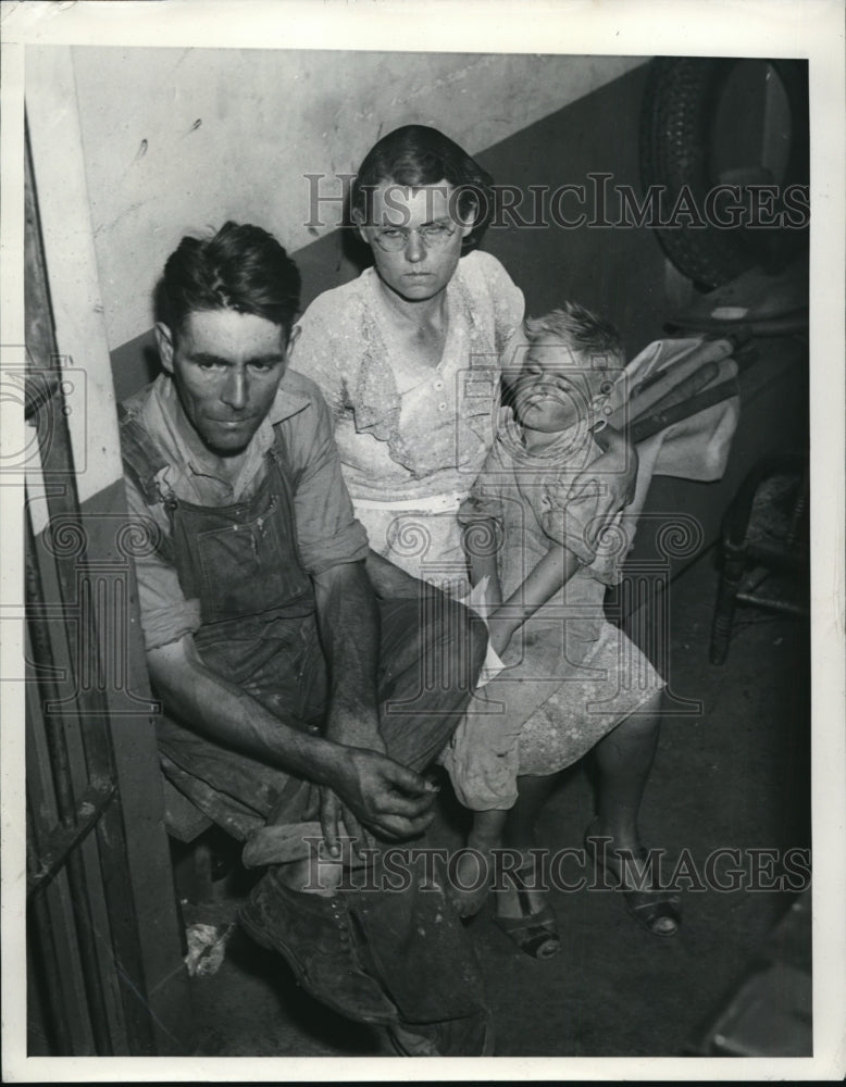 1942 Press Photo Mr. &amp; Mrs.A.R.Bucney accused of chaining their children - Historic Images