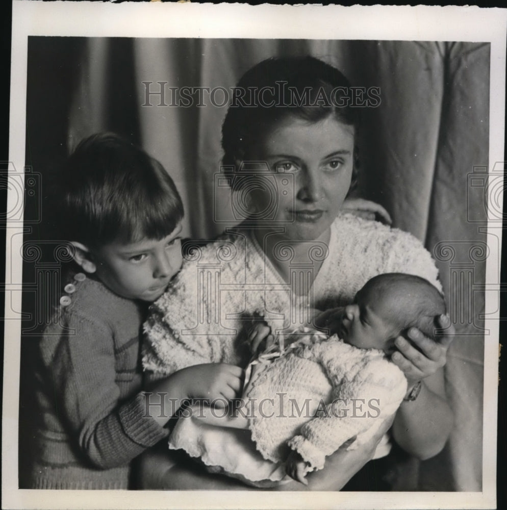 1939 Press Photo Berta Bergdoll with son Erwin and newborn child - nef53099 - Historic Images