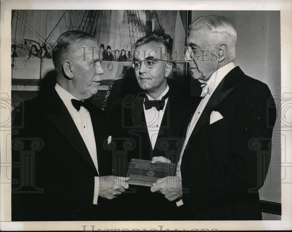 1947 Press Photo George Marshall Presented with Freedom Award by Barnard Baruch - Historic Images
