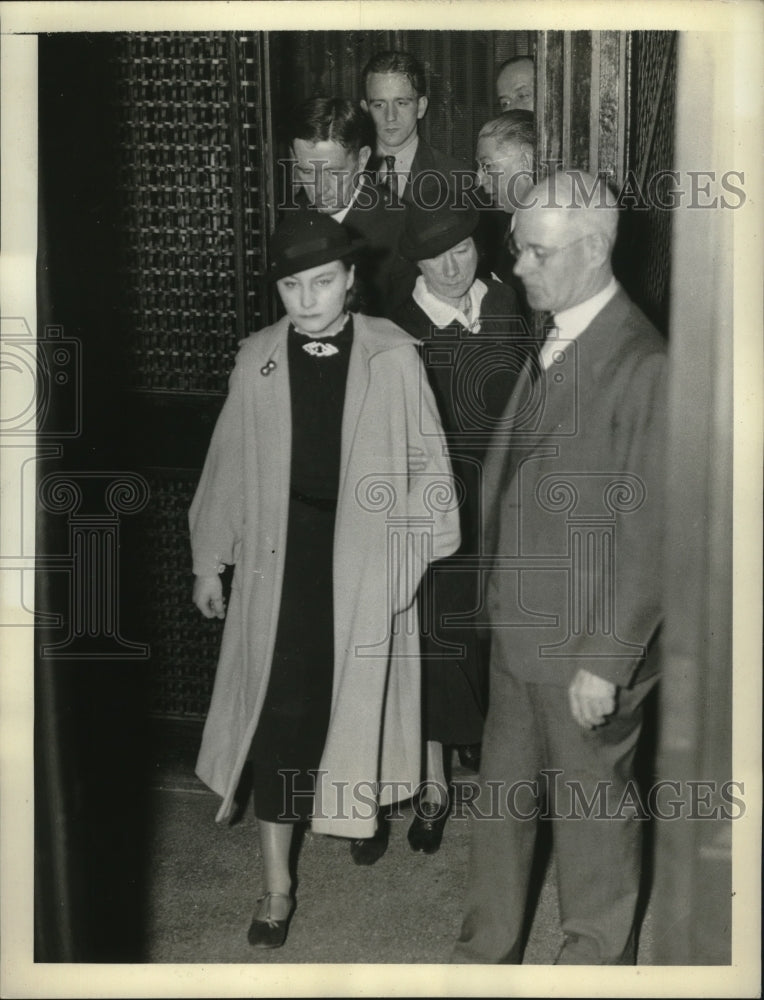 1937 Gladys McKnight, Donald Wightman enter Hudson County court - Historic Images