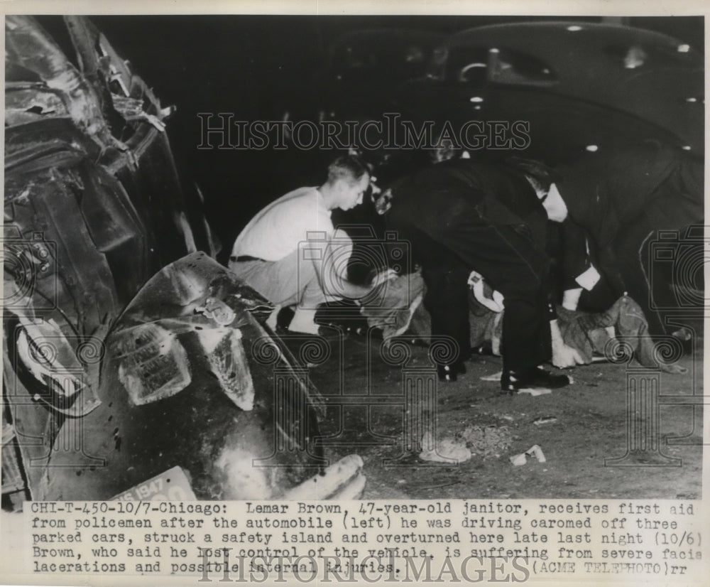 1947 Press Photo Lamar Brown receives first aid from policeman - Historic Images