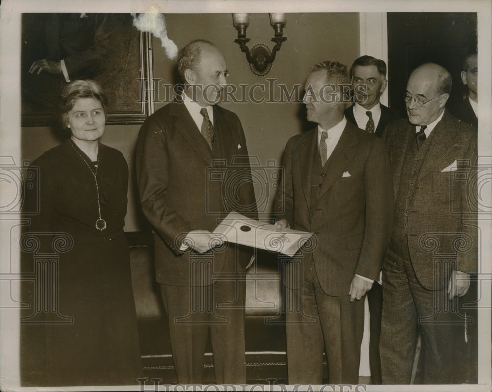 1936 Press Photo Government Gets Patients to Fight Drug Addiction For $1 - Historic Images