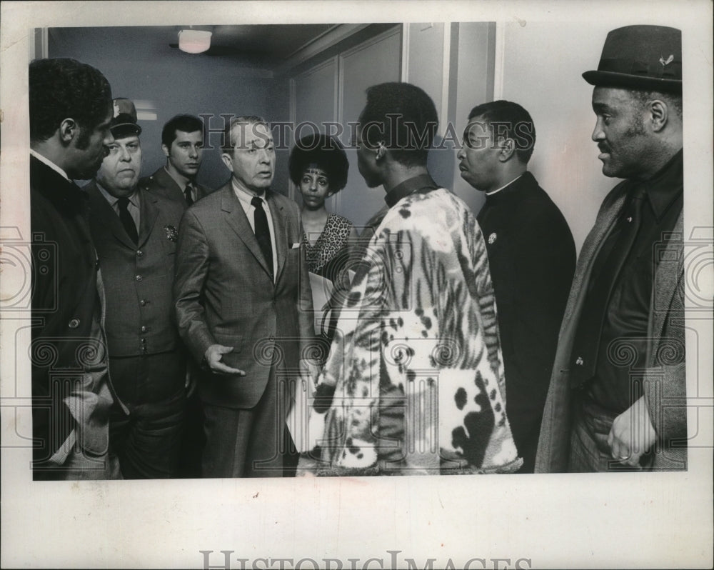 1969 Press Photo Reverend G.G. McDuffie and members of the Osborn Group - Historic Images