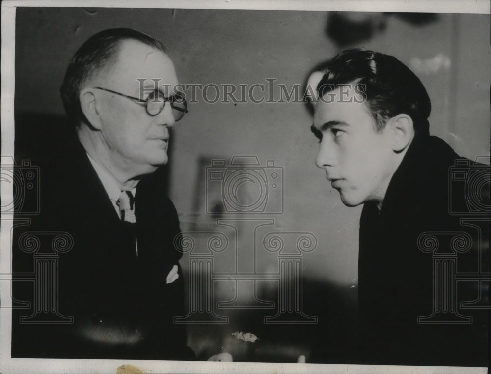 1934 Press Photo Ted Bath Accusing Phillip Kennamer of Murder to Tom Wallace - Historic Images