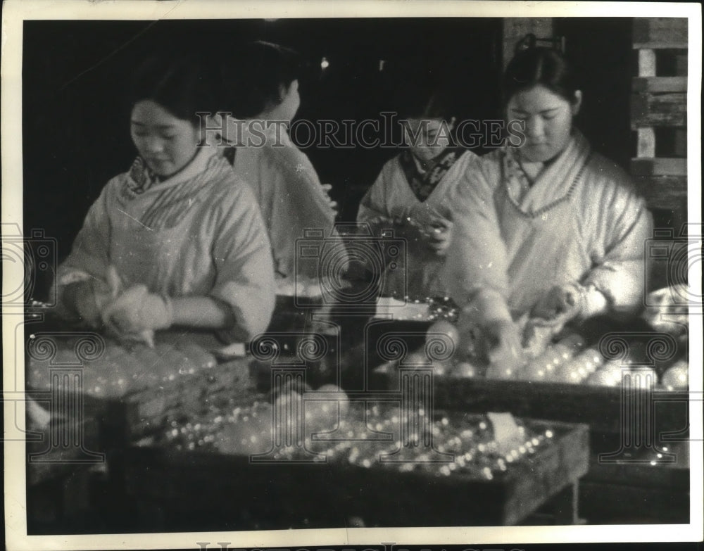 1935 Press Photo Japanese Workers in Lightbulb Production/Manufacturing-Historic Images