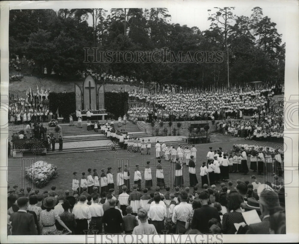 1949 Konrad Cardinal Von Preysing Ascends to Altar with 400 Acolytes - Historic Images