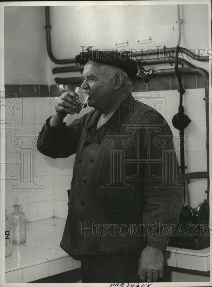 1936 Press Photo Water Testers Tasting for Chloride, Porte d&#39;Arceuil, Paris - Historic Images