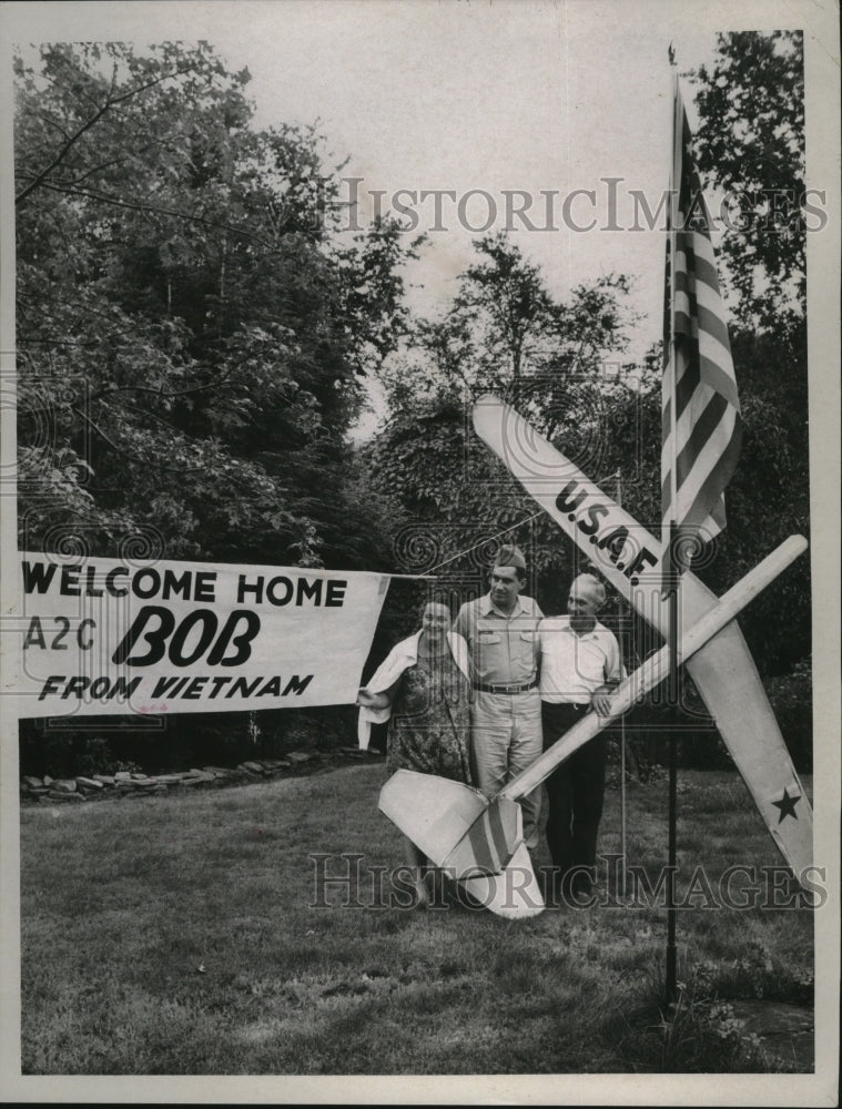 1967 Press Photo Mr & Mrs Gus Voss Welcome Son Home from Vietnam, Richmond Hts - Historic Images
