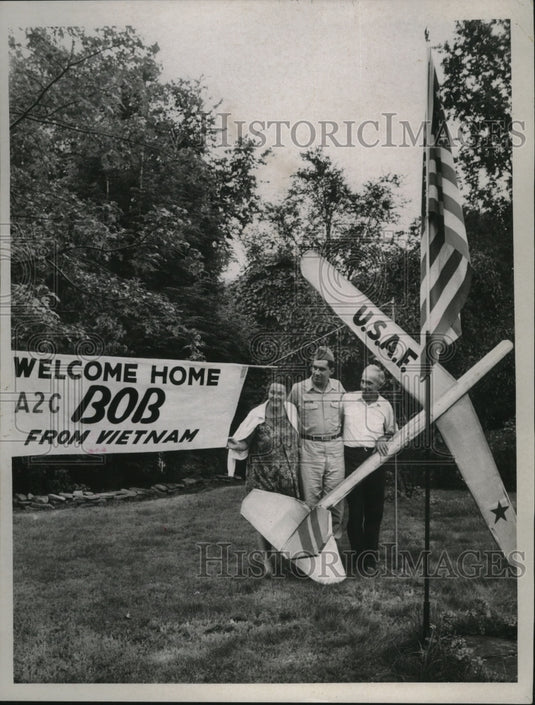 1967 Press Photo Mr & Mrs Gus Voss Welcome Son Home from Vietnam, Richmond Hts - Historic Images